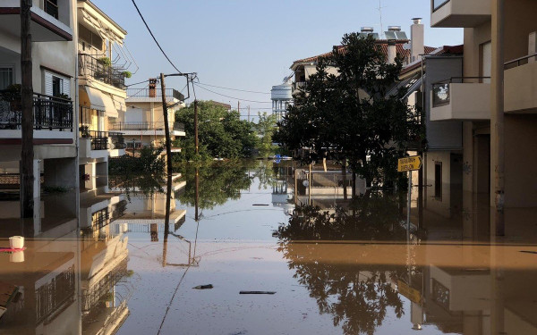 Λάρισα - Απελπιστική η κατάσταση στον Άγιο Θωμά: Στα τρία μέτρα το νερό, χωρίς ρεύμα τα σπίτια