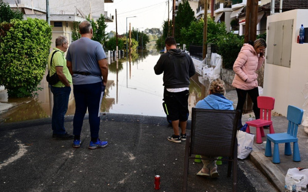 Συναγερμός στη Λάρισα: Ενισχύονται τα φράγματα στις όχθες του Πηνειού - Μεγάλη ρωγμή σε γέφυρα