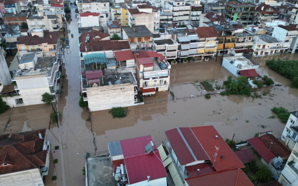 Λάρισα: Φούσκωσε ο Πηνειός, εκκενώθηκαν τρία χωριά, πλημμύρισαν δρόμοι και σπίτια (βίντεο)