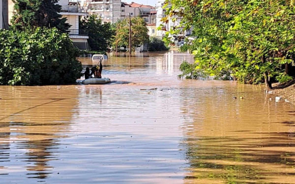 Λάρισα: Μάχη με τα νερά και τις λάσπες δίνουν ακόμα οι κάτοικοι