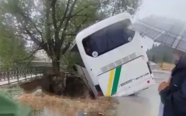 Βόλος - κακοκαιρία: Άνοιξε η άσφαλτος και κατάπιε ολόκληρο λεωφορείο - Δείτε βίντεο