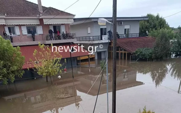 Καρδίτσα: «Είμαστε 250 άτομα στην Μαραθέα στις ταράτσες μας χωρίς νερό και φαγητό επί δύο μέρες» (φωτ.)