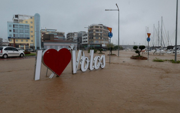 Πάνω από 200.000 άνθρωποι χωρίς νερό και ρεύμα στο Βόλο