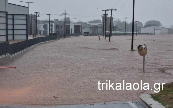 Δύσκολη νύχτα και για τα Τρίκαλα: Το 112 έστειλε 3 μηνύματα στους κατοίκους της πόλης, της Πύλης και της Νομής (βίντεο)