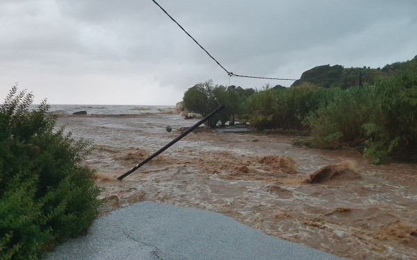 Πήλιο: Νιόπαντρο ζευγάρι παρασύρθηκε στη θάλασσα μαζί με το σπίτι όπου έμενε
