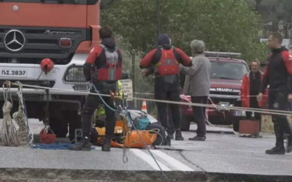 Πήλιο: Με σχοινιά μετέφεραν νεφροπαθείς μετά από κατάρρευση γέφυρας (βίντεο)