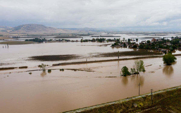 Πλημμύρες - Πρώτη ομαδική μήνυση: «Έσπασαν εσκεμμένα το φράγμα του Ενιπέα για να σωθεί η Καρδίτσα» (βίντεο)