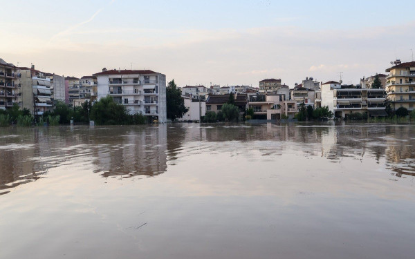 Βόλος: Σούπερ μάρκετ έπλυνε τον χώρο στάθμευσης και πλημμύρισε ξανά την περιοχή - Δείτε φωτογραφίες