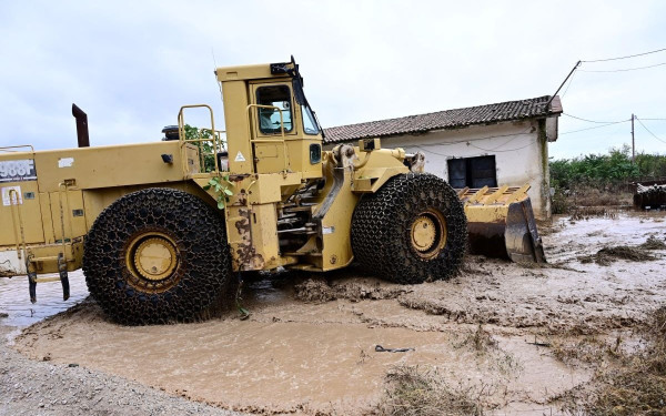 Λάρισα: Ετοιμόγεννη γυναίκα μεταφέρεται στο νοσοκομείο με φορτωτή (βίντεο)