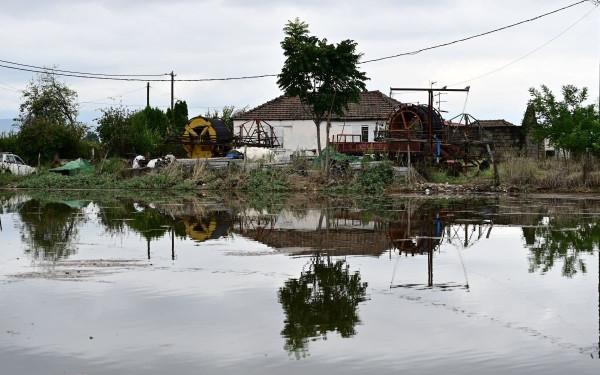 Πλημμύρες: Οι κίνδυνοι για τη δημόσια υγεία στις πληγείσες περιοχές: «Καμπανάκι» επιστημόνων για πιθανότητα ασθενειών (βίντεο)