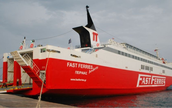 Με ρυμουλκό οδηγήθηκε στη Ραφήνα το Fast Ferries Andros