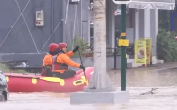 Με φουσκωτή βάρκα βγήκε η πυροσβεστική στο κέντρο του Βόλου για να απεγκλωβίσει τον κόσμο (βίντεο)