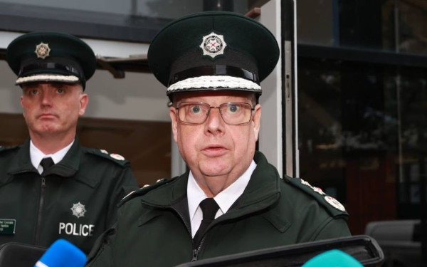 Ο αρχηγός της αστυνομίας στη Βόρεια Ιρλανδία παραιτήθηκε επειδή τιμώρησε παρανόμως δύο κατώτερούς του