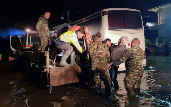 «Βούλιαξαν» τα Τρίκαλα: Συγκλονιστικές εικόνες διάσωσης παιδιών και ηλικιωμένων στα Μεγάλα Καλύβια