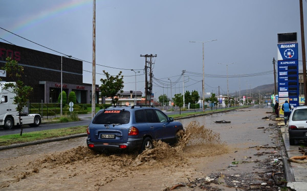 Ιωάννινα: Ξαφνικό μπουρίνι έκανε ποτάμια τους δρόμους - Πλημμύρισε η παραλίμνιος - Δείτε βίντεο