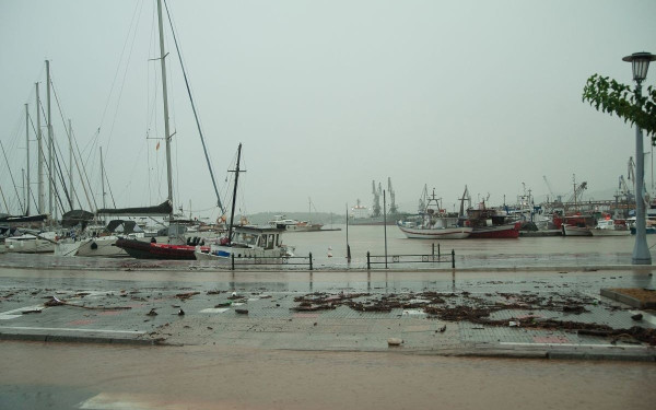 Βλάβη σε πλοίο με 384 επιβάτες και 53 άτομα πλήρωμα ανοικτά του Βόλου