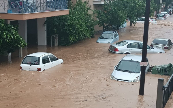 Xωρίς πόσιμο νερό για 9η ημέρα ο Βόλος - Αποκαταστάθηκε το οδικό δίκτυο
