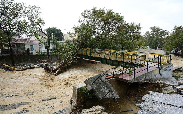 Βόλος: To 80% της πόλης δεν έχει νερό και ρεύμα - «Κάντε υπομονή» λέει ο Μπέος (βίντεο)