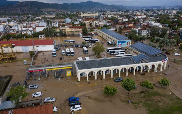 Στήνουν «αναχώματα» με σακιά άμμου στις εισόδους των σπιτιών τους οι κάτοικοι στο Βόλο