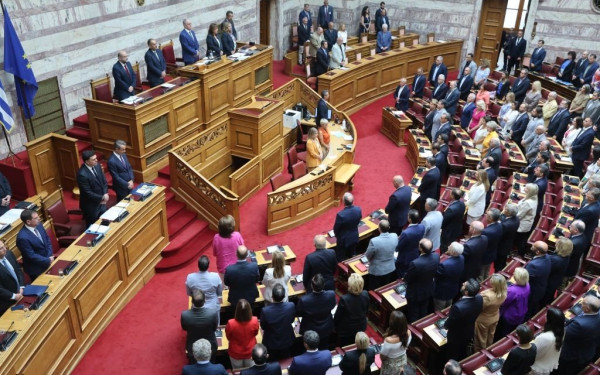 Μάχη κορυφής στη Βουλή για τη διαχείρηση των πυρκαγιών - H πρώτη κόντρα των πολιτικών αρχηγών (Live)