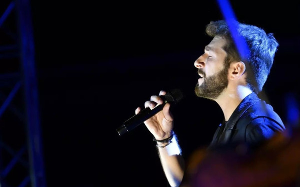 Ο Θοδωρής Βουτσικάκης σε μια δωρεάν συναυλία στο Παλατάκι