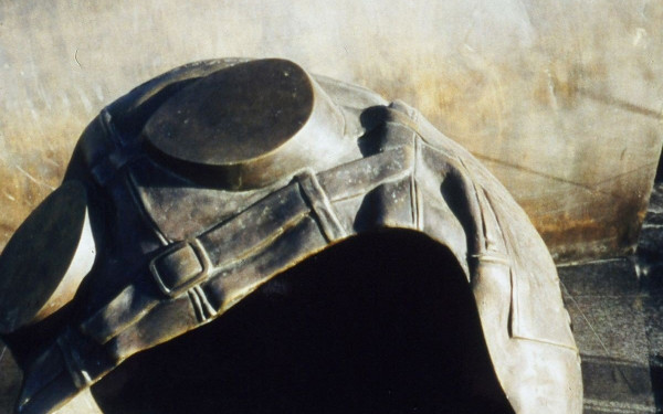 Θεσσαλονίκη: Η γλύπτρια του Μνημείου Πεσόντων Αεροπόρων σκέπασε το γλυπτό με αλεξίπτωτο για να διαμαρτυρηθεί (φωτ.)