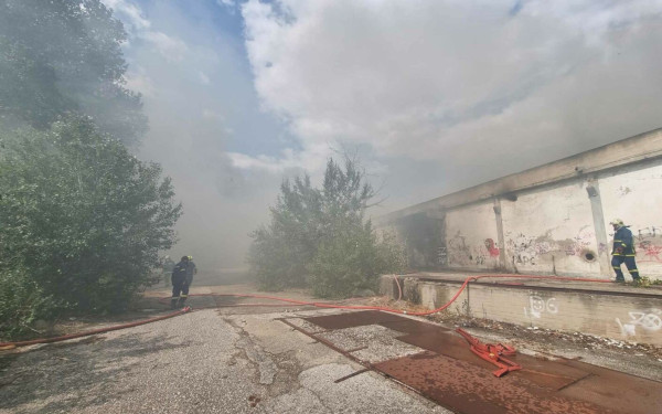 Κομοτηνή: Υπό έλεγχο η φωτιά στο εγκαταλελειμένο εργοστάσιο