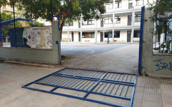 Βόλος: Κατέρρευσε καγκελόπορτα σε σχολείο - Χτύπησε εκπαιδευτικός στο κεφάλι (φωτ.)