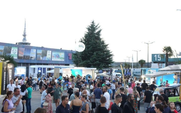 Πάολα, Ρουβάς, Βλάχος, Πυξ-Λαξ, Ζευγαρά, Αnastasia και Πέτρος Ιακωβίδης στη σκηνή της 89ης ΔΕΘ