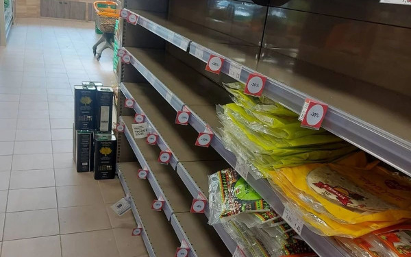 Θεσσαλία: Αποκλεισμένος για τέταρτη μέρα ο δήμος Αγιάς στη Λάρισα - Άδεια τα ράφια σε σούπερ μάρκετ (φωτ.)