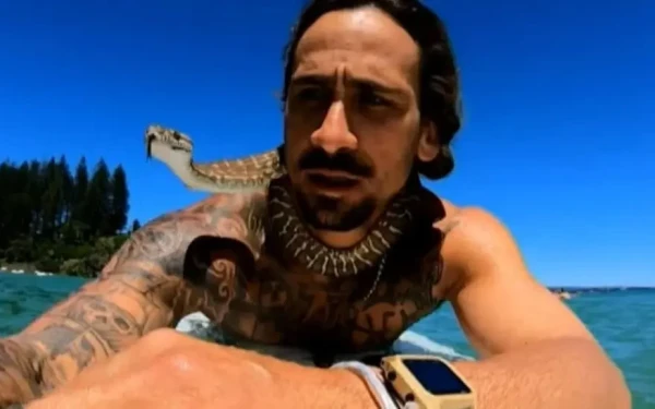 Αυστραλία: Πρόστιμο επιβλήθηκε σε Αυστραλό που έκανε σερφ μαζί με τον πύθωνά του (βίντεο)