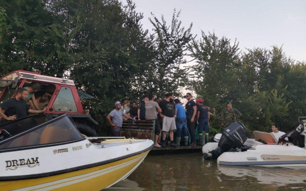 Μια αγκαλιά και ευχές: Το μεγάλο «ευχαριστώ» των εγκλωβισμένων στη Θεσσαλία στους εθελοντές (φωτ.)