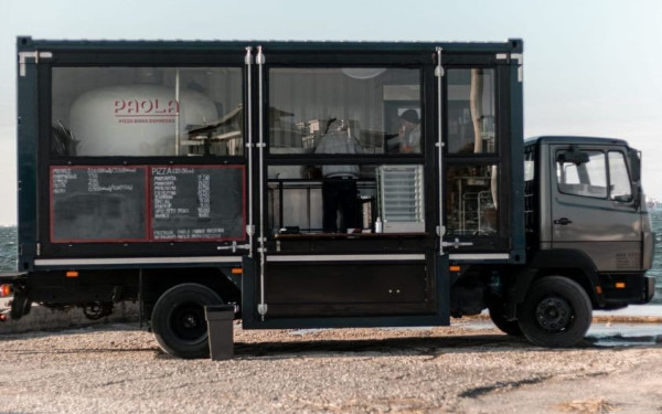 Θεσσαλονίκη: Καντίνες φορτωμένες με λιχουδιές «τρυπώνουν» σε ένα πρώην στρατόπεδο