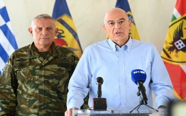 Στην 1η Στρατιά στη Λάρισα ο Ν. Δένδιας: Συνδράμουν τους πληγέντες οι Ένοπλες Δυνάμεις