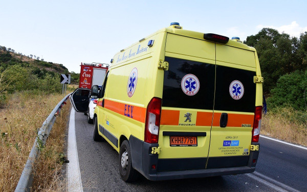 Ζαγόρι: Χωρίς αισθήσεις ένας εργάτης που καταπλακώθηκε από χώματα, στο νοσοκομείο ο δεύτερος