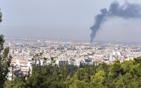Θεσσαλονίκη: Πυκνοί καπνοί από βιομηχανία χρωμάτων στο Καλοχώρι - Υπό έλεγχο η φωτιά (βίντεο, φωτ.)