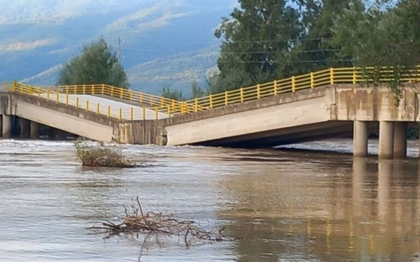 Κακοκαιρία «Daniel»: Κατέρρευσε η γέφυρα στον Παλαιόπυργο Λάρισας (βίντεο, φωτ.)