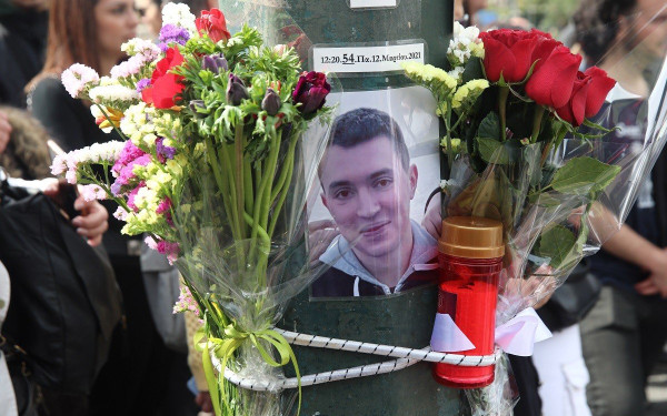 Τροχαίο έξω από τη Βουλή: Τρίτη αναβολή στη δίκη για το θάνατο του Ιάσονα - Ξεσπά η αδελφή του (βίντεο)