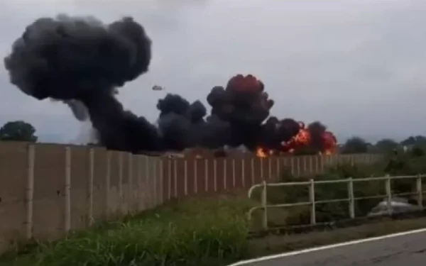 Τραγωδία στην Ιταλία: Φλεγόμενο κομμάτι πολεμικού αεροσκάφους έπεσε σε αυτοκίνητο - Νεκρό 5χρονο κοριτσάκι (βίντεο)