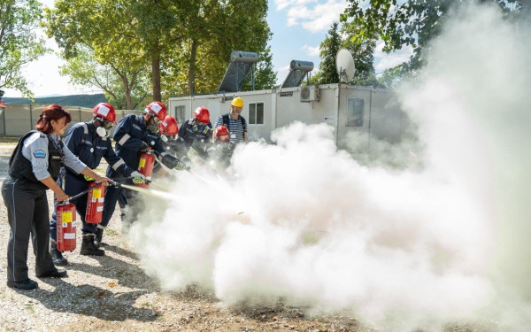 Θεσσαλονίκη: Εκπαίδευση προσφύγων στην αντιμετώπιση των πυρκαγιών, παρουσία της Σοφίας Βούλτεψη (φωτ.)