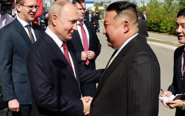 Ενώπιον του Κιμ Γιονγκ Ουν ο Πούτιν κάνει πρόποση υπέρ της «ενίσχυσης της συνεργασίας» με την Πιονγκγιάνγκ