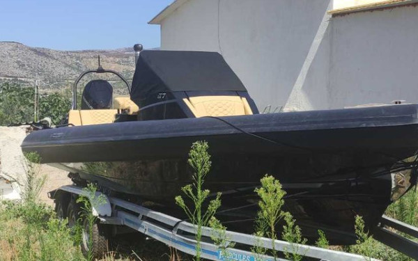 Σκάφος που είχε κλαπεί από τη Βουλιαγμένη βρέθηκε σε σπίτι μαζί με όπλα στα Άνω Λιόσια