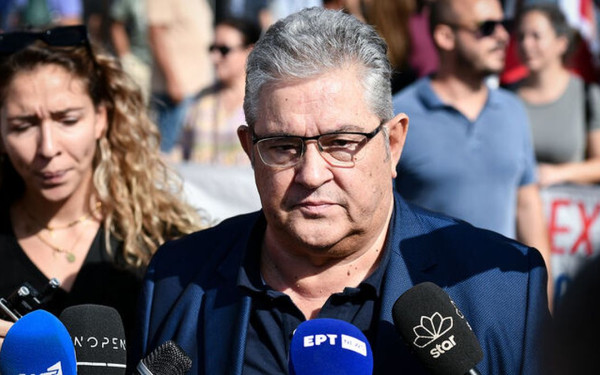 Ο Δ. Κουτσούμπας παρέδωσε στον Άρειο Πάγο το Πόρισμα της ΚΟ του ΚΚΕ στην Εξεταστική Επιτροπή για τα Τέμπη