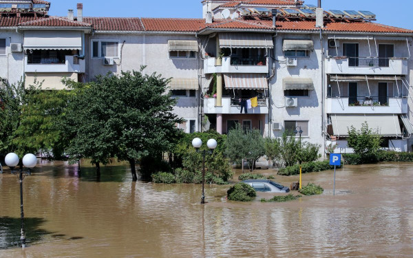 «Μάχη» με το νερό στις πλημμυρισμένες περιοχές της Λάρισας