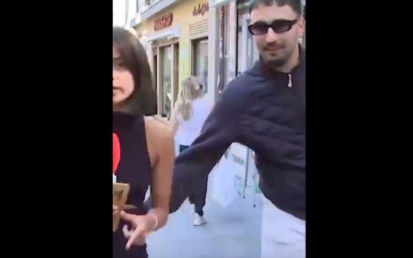Άνδρας άπλωσε χέρι σε δημοσιογράφο την ώρα που μετέδιδε ζωντανά το ρεπορτάζ της στη Μαδρίτη (βίντεο)