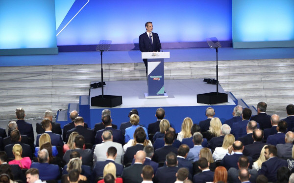 Πρωθυπουργός: Επαναφορά τριετιών και αυξήσεις σε μισθούς και συντάξεις