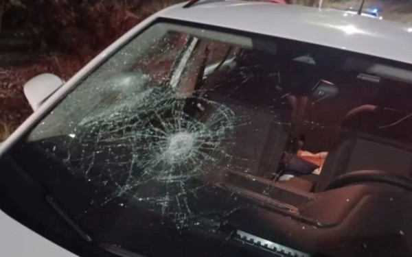 Σε ενέδρα έπεσε ο δήμαρχος Λαμίας: Έσπασαν τα τζάμια στο αυτοκίνητό του ενώ οδηγούσε (βίντεο)