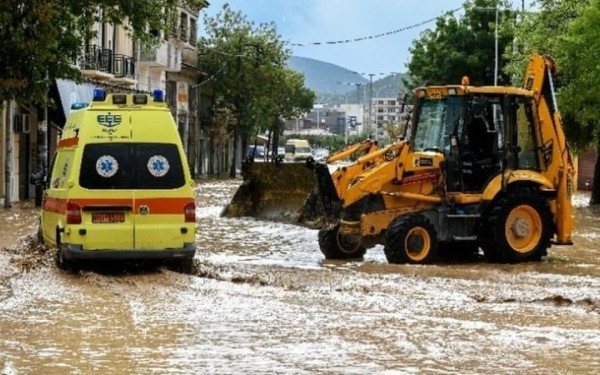 Θεσσαλία: Μάχη με το χρόνο δίνουν κάτοικοι και συνεργεία στις πληγείσες περιοχές των Τρικάλων και της Καρδίτσας