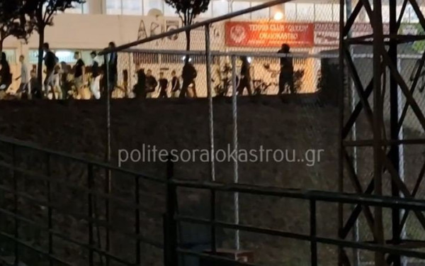 Θεσσαλονίκη: Άγρια συμπλοκή ανηλίκων στο Ωραιόκαστρο με μαχαίρια, ξύλα και πέτρες (βίντεο, φωτ.)