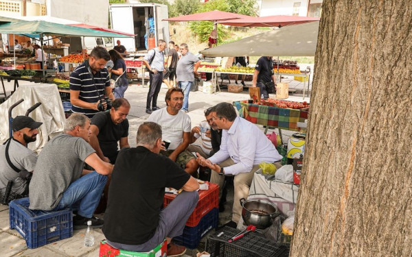 Γειτονιές της Θεσσαλονίκης και την αγορά της Πολίχνης επισκέφτηκε ο Απόστολος Τζιτζικώστας